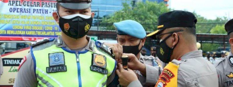 Operasi Patuh 2021, Polres Takalar Door to Door Bagikan Masker