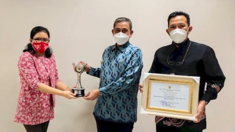 Bupati Wajo, Amran Mahmud (tengah), menerima penghargaan dari Kementerian Pemberdayaan Perempuan dan Perlindungan Anak RI (PPPA), Jumat (24/9/2021). 