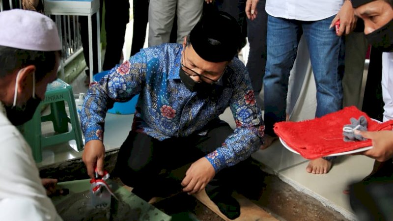 Wali kota Makassar Moh. Ramdhan "Danny" Pomanto melakukan peletakan batu pertama, pembangunan dan rehabilitasi Shelter Masjid Al Muttaqin. Di Jalan Ujung Bori Raya Blok 8 Perumnas Antang Raya. Jumat (24 /9/2021).