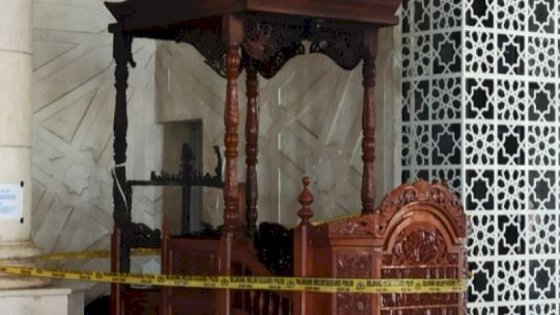 Mimbar Masjid Raya Makassar dibakar. 