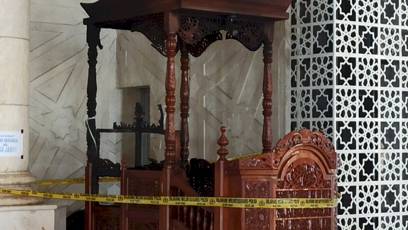 Kondisi mimbar Masjid Raya Makassar yang dibakar pada Sabtu dini hari (25/9/2021). (Foto-foto: Usman Pala/Rakyatku.com)