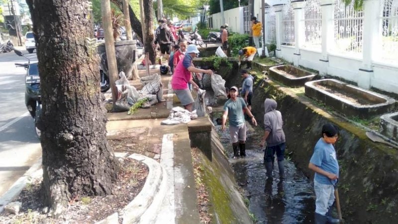 Satgas Kebersihan Kecamatan Ujung Pandang saat bersihkan drainase. (25/9).