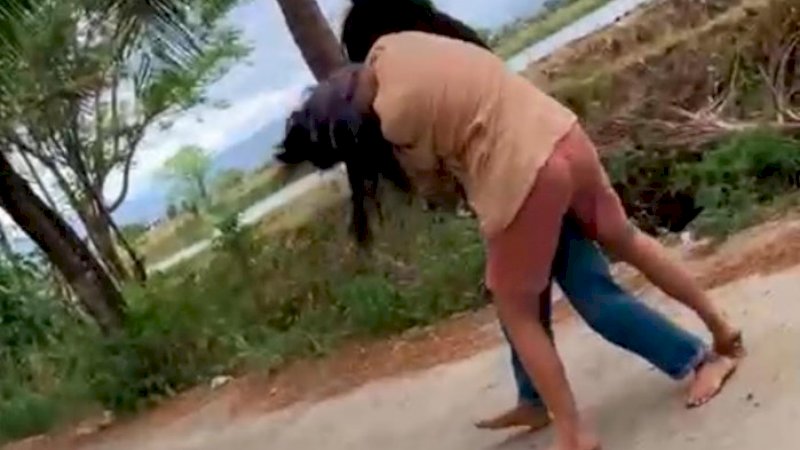 Dua Gadis Remaja di Pangkep Adu Jambak di Tengah Jalan, Ternyata Ini Pemicunya 