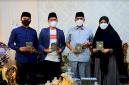 Donasi Para Dermawan, Bupati Wajo Terima 800 Mushaf Al-Quddus untuk Penghafal Al-Qur’an