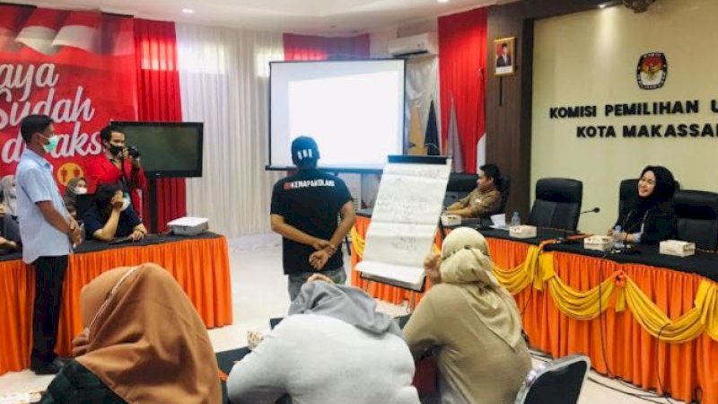 Pendidikan pemilih pada daerah partisipasi rendah di Kecamatan Manggala, Kota Makassar, Selasa (28/9/2021).