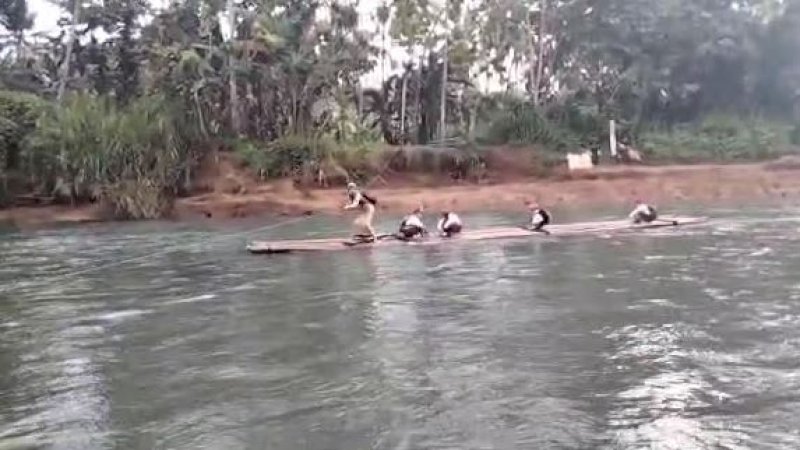 Siswa dan guru SDN 2 Belawae menyeberang sungai menggunakan rakit dengan manarik tali viral di media sosial (medsos).
