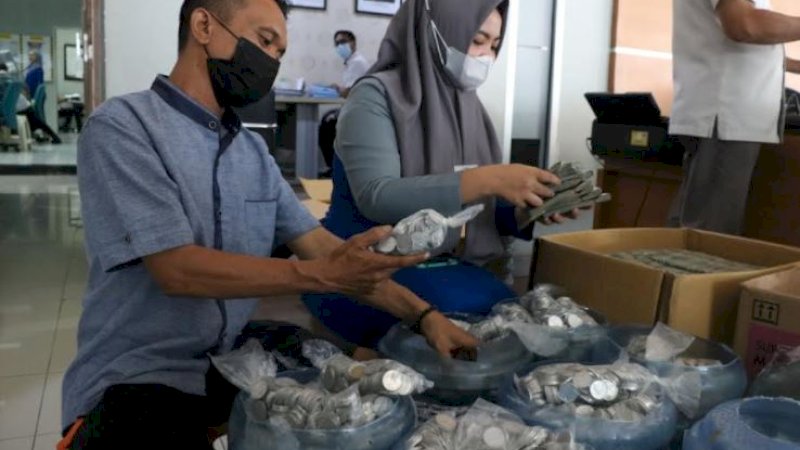 Bergalon-galon uang koin pecahan Rp500--Rp1000 dan berdus-dus uang kertas pecahan Rp2000 dibawa ke Kalla Toyota Cokroaminoto.