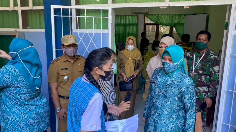 TP PKK Makassar,  Indira Jusuf Ismail dan didampingi Camat Tamalanrea, Muhammad Rheza saat meninjau pelaksanaan vaksinasi di SMP 30 kecamatan Tamalanrea, selasa, (28/9/21).