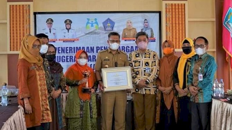 Wali Kota Kendari, Sulkarnain Kadir, menerima secara langsung penghargaan Anugerah Parahita Ekapraya atau APE 2020 tingkat pratama di Media Center Rumah Jabatan Wali Kota, Selasa (28/9/2021).