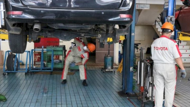 Tim mekanik Kalla Toyota melakukan pengecekan pada kendaraan pelanggan. 