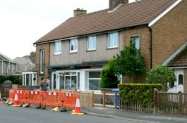 Risih Orang-Orang Mengintip ke Ruang Tamunya, Pria Ini Pasang Pagar di Depan Rumah