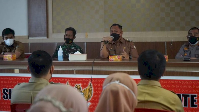 Camat Tamalate, Fahyuddin dan Tripika kecamatan Tamalate menghadiri rapat koordinasi persiapan PTM di Makassar, di Aula Pakabaji, Selasa, (28/9/21).