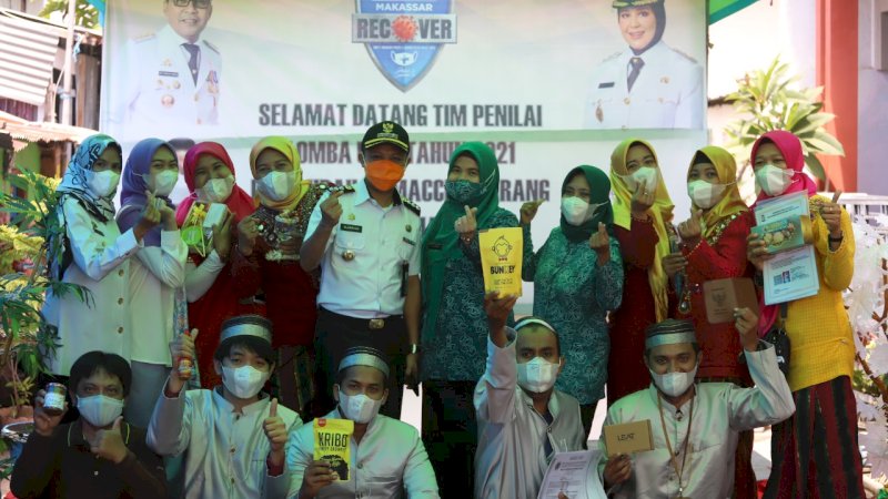 Camat Makassar,  Alamsyah bersama peserta UMKM, Rabu,  (29/9/21).