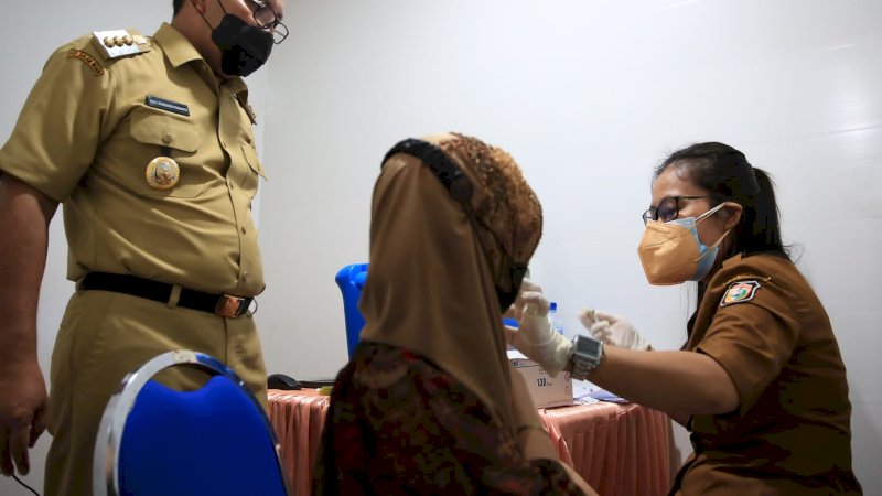 Wali Kota Makassar, Moh Ramdhan" Danny" Pomanto saat meninjau program vaksinasi 100 RT/hari 100 persen di Kecamatan Tamalate beberapa waktu lalu. 