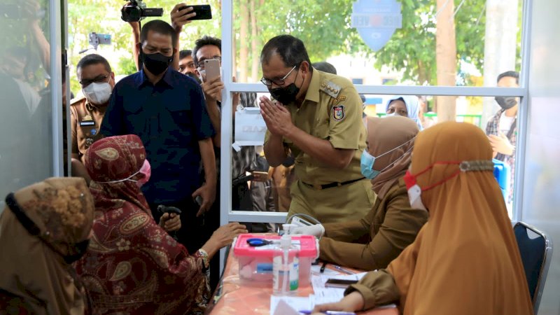 Wali Kota Makassar, Moh Ramdhan" Danny" Pomanto saat meninjau program vaksinasi 100 RT/hari 100 persen di Kecamatan Tamalate beberapa waktu lalu. 