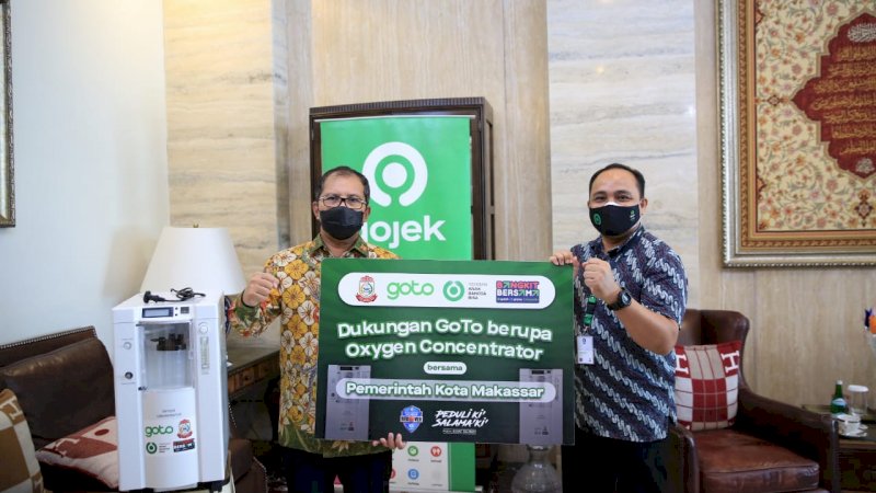 Wali Kota Makassar,  Moh Ramdhan Pomanto dan Senior Manager PPGR Gojek Mohammad Khomeiny,di Amirullah,  Kamis, (30/9/21).