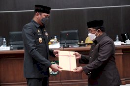 Optimalkan Potensi PAD Gowa, Bupati Serahkan 3 Ranperda ke DPRD