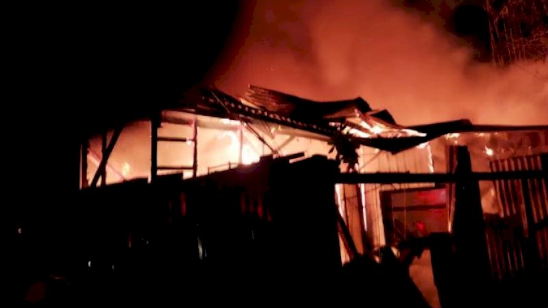 Kebakaran kembali terjadi di Kota Makassar, tepatnya di Jalan Inspeksi Kanal Kecamatan Rappocini, Jumat (1/10/2021) malam.