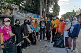 Bersama  Staf dan Warga, Camat Mariso Laksanakan Kerja Bakti di Jalan Hati Murni