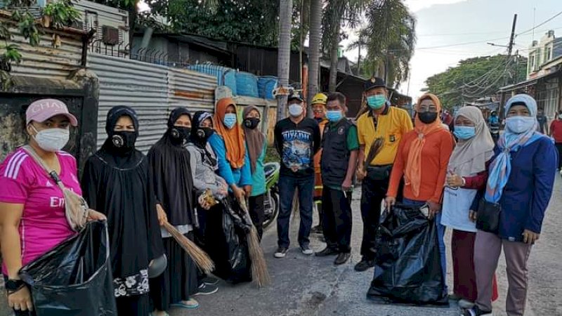 Camat Mariso,  Juliaman dan jajaran staf kecamatan saat melakukan kerja bakti di jalan Hati Murni, Jumat, (1/10/21).