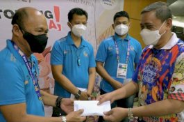 Ke Papua, Amran Mahmud Serahkan Biaya Operasional untuk Atlet dan Pelatih PON Asal Wajo