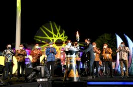 Plt Gubernur Sulsel Dampingi Lukas Enembe Sulut Api Obor Pembukaan PON XX Papua