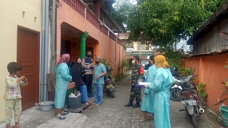 Satgas Covid Hunter saat melakukan tracing di Kecamatan Makassar. 