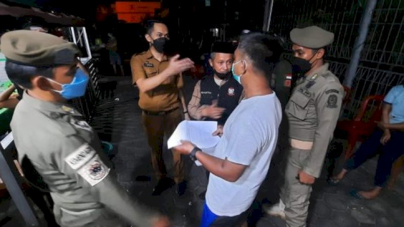 Master Ujung Pandang pimpin Satgas Raika patroli mensosialisasikan prokes di masa pandemi. 