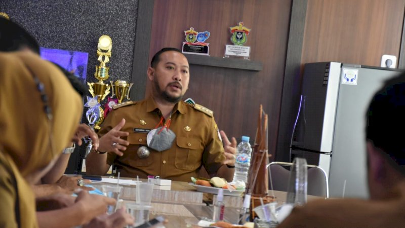 Camat Panakukkang, Andi Pangeran Nur Akbar saat memimpin rakor persiapan vaksinasi RT. Senin, (4/10).