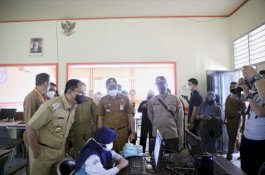 Tinjau Simulasi PTM SMP 6 Makassar, Danny: Semua Pelajar Wajib Antigen