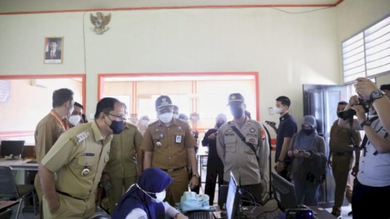 Tinjau Simulasi PTM SMP 6 Makassar, Danny: Semua Pelajar Wajib Antigen