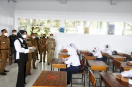 Tinjau Simulasi PTM di SMPN 15 Makassar, Fatma: Kita Lihat Semua Berjalan dengan Baik