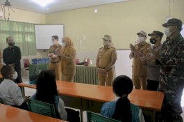 PTM di Kota Makassar Sudah Mulai, Camat Tamalanrea:Saya Intruksikan ke Lurah untuk Rutin Memantau di Sekolah