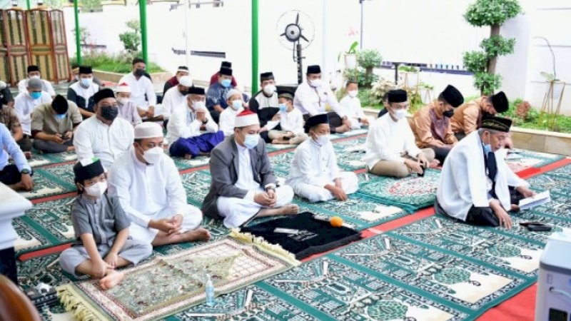 Salat Iduladha Bersama Keluarga di Rujab Wagub, Plt Gubernur Ingatkan Warga tentang Protokol Kesehatan