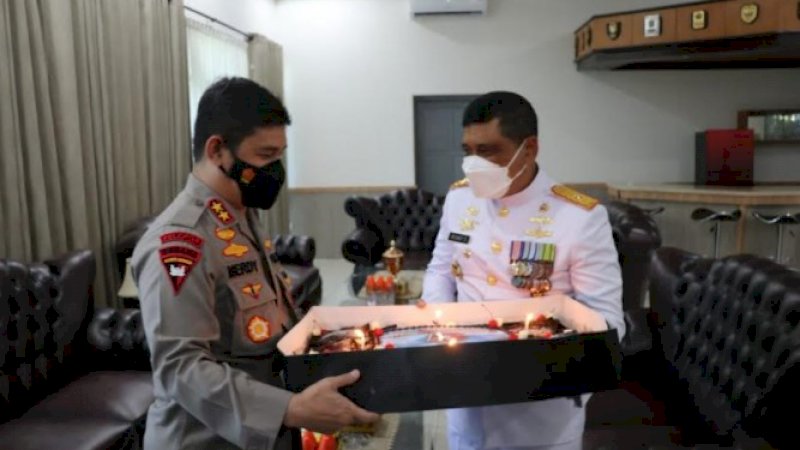 Bikin Kejutan di HUT TNI, Pagi-Pagi Kapolda Sulsel Bawa Kue ke Rumah Komandan Tiga Angkatan