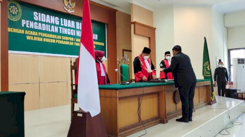 Ketua Pengadilan Tinggi Makassar, Syahrial Sidik, didampingi dua hakim lainnya saat menyerahkan berita acara untuk organisasi mengenai pelaksanaan sumpah advokat kepada Ketua DPD Fapri Sulsel, Hasnan Hasbi.