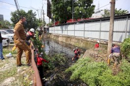 Begini Gaya Camat Panakukang Pantau Langsung Aktivitas Bersih-Bersih Drainase Oleh Satgas Kebersihan
