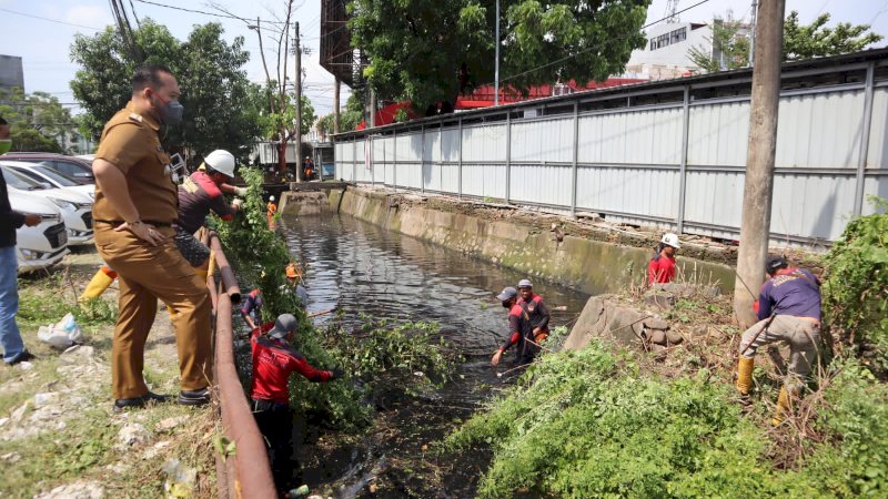 Camat Panakukang, Andi Pangeran Nur Akbar saat memantau langsung aktivitas bersih-bersih drainase di wilayahnya, Selasa, (5/10/21).
