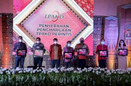Dua Tahun Berturut-turut, Pemkab Barru Sabet Penghargaan TPAKD Award dari OJK