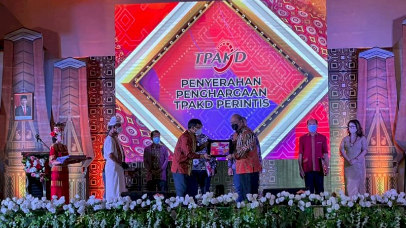 Muhammad Mario Said  selaku Asisten Bidang Administrasi Umum Makassar saat menerima penghargaan TPKAD pada puncak bulan inklusi keuangan Sulselbar tahun 2021 di Hotel Misiliana Toraja Kabupaten Toraja Utara, Senin (4/10/2021).
