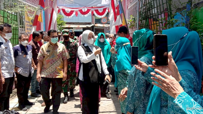 Camat Wajo. Benyamin Turupadang mendampingi Wakil Wali Kota Makassar,  Fatmawati Rusdi saat meninjau kegiatan lomba lorong UMKM,  (30/9/21).