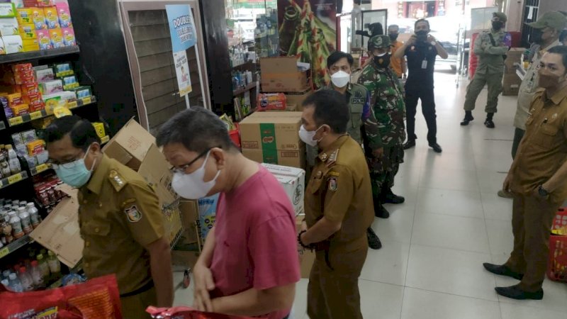 Camat Wajo, Benyamin B Turupadang saat memantau jalannya protokol kesehatan di pusat pertokoan. 