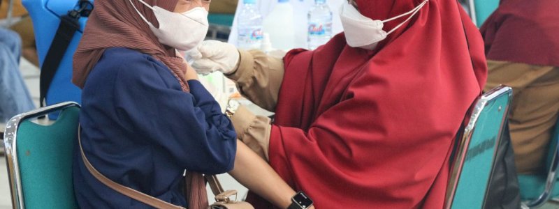 Tembus 300 Juta Suntikan, Vaksinasi COVID-19 Indonesia Capai 72 Persen