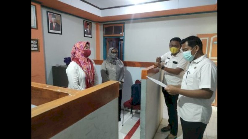 Camat Wajo, Benyamin Turupadang saat gelar sidak di kelurahan malimongan. 