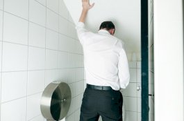 Pelatuk Pistol Tertarik dalam Saku saat Buang Air Kecil, Pria Ini Tertembak di Kaki Kanan