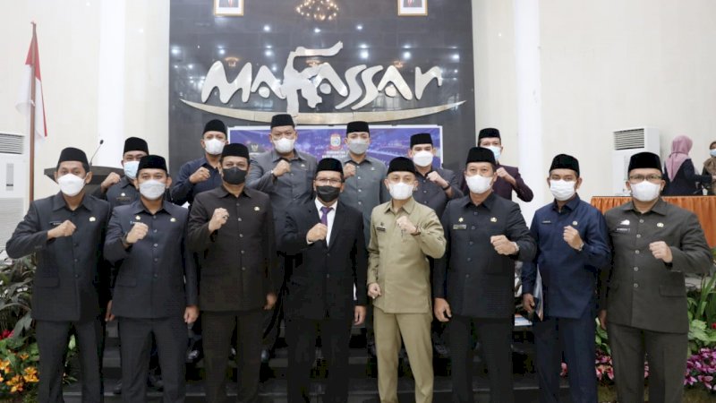 Foto:Wali Kota Makassar, Moh Ramdhan Pomanto bersama sekretaris camat dan pejabat lainnya usai pelantikan di Baruga Anging Mamiri Rujab Wali Kota Makassar, Kamis (7/10/2021).