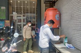 Cegah Penularan Covid 19, Camat Wajo dan Jajaran Gencar Lakukan Monitoring di Rumah Makan dan Toko