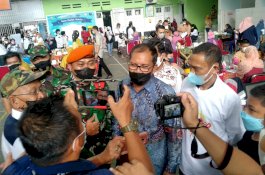 Camat Wajo Dampingi Wali Kota Makassar pada Pelaksanaan Vaksinasi di SMPN 5