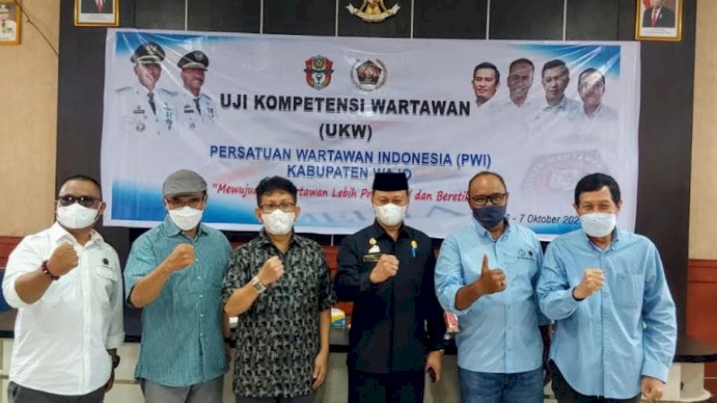 Ketua DPRD Kabupaten Wajo, Andi Alauddin Palaguna, menyempatkan mengunjungi peserta UKW di ruangan rapat Bappelitbangda Kabupaten Wajo, Kamis (7/10/2021).