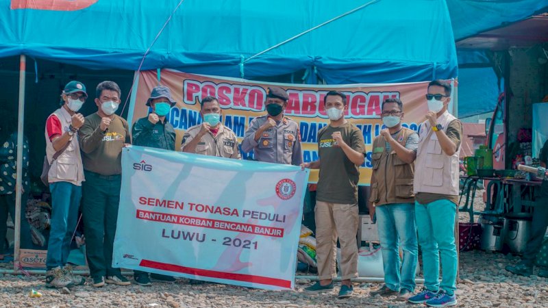 Penyerahan bantuan logistik berupa bahan makanan, obat-obatan, dan peralatan sanitasi dilaksanakan di Posko Gabungan Penanggulangan Bencana Alam dan Longsor Walenrang dan Lamasi, Kamis (7/10/2021).